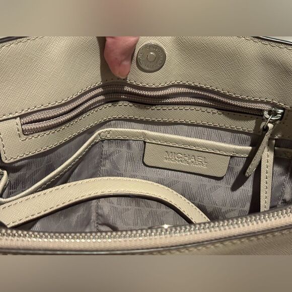 Authentic Michael Kors Handbag with Crossbody Strap - Picture 4 of 15